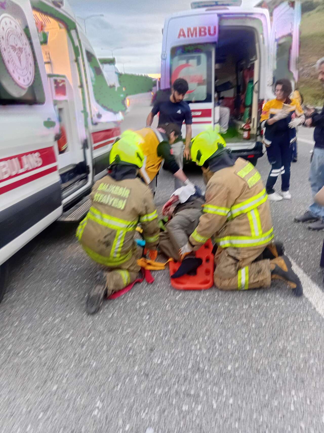Yolcu otobüsü devrildi! Çok sayıda yaralı var 3